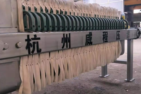 草莓视频APP入口和板框式 污泥压滤机在污泥脱水中的应用
